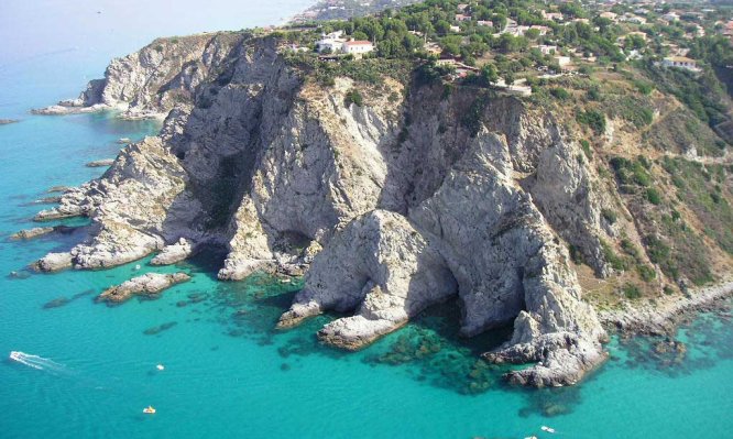 Muore mentre fa il bagno al largo di Capo Vaticano