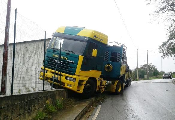 Tir fuori controllo finisce sull’isola ecologica, panico a Filadelfia