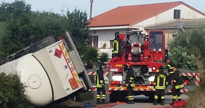 Si ribalta autobotte di Gpl. Illeso il conducente. Disagi al traffico