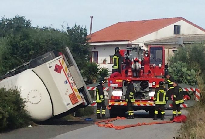 Si ribalta autobotte di Gpl. Illeso il conducente. Disagi al traffico