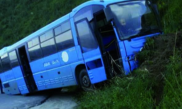 Autobus fuori strada, tragedia evitata dai riflessi dell’autista