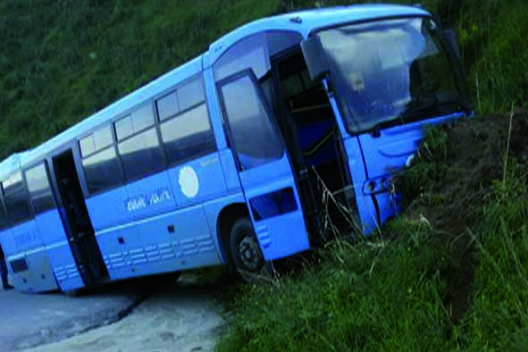 Autobus fuori strada, tragedia evitata dai riflessi dell’autista