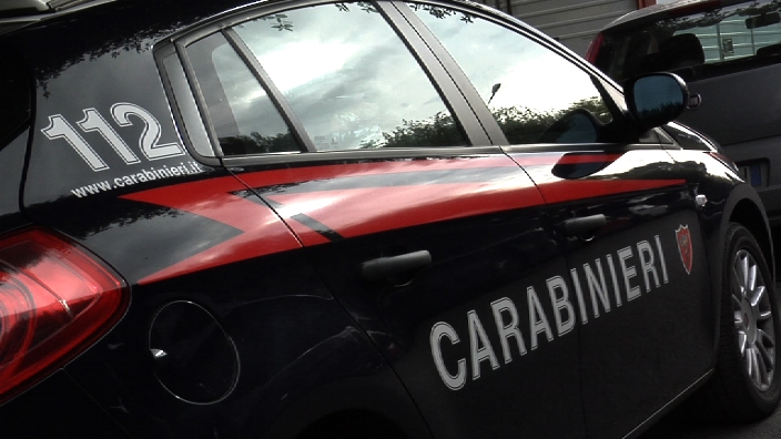 Sperona i carabinieri e tenta la fuga: arrestato