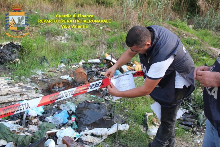 Scoperta discarica di eternit a Vibo, denunciato il proprietario del terreno