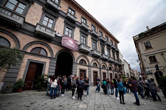 Sulla facciata di Palazzo Gagliardi la targa dell’Istituto di criminologia al posto dell’originale, il Pd insorge