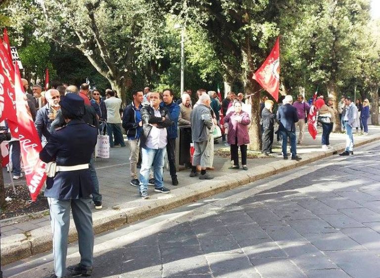 In corso la visita del ministro Orlando, fuori dal Tribunale sit-in della Cgil