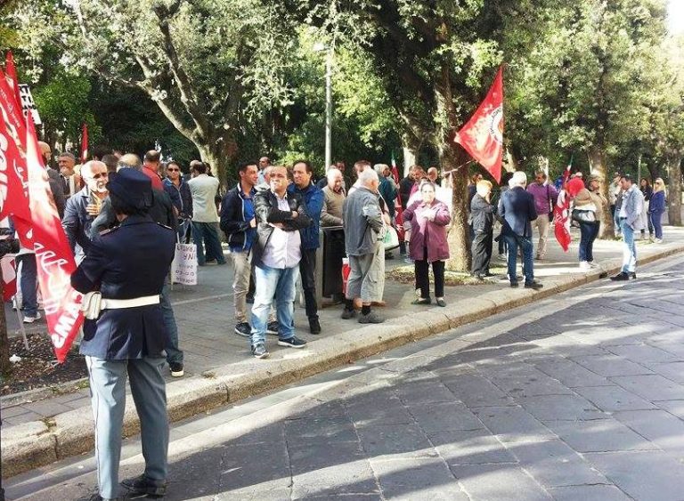 In corso la visita del ministro Orlando, fuori dal Tribunale sit-in della Cgil