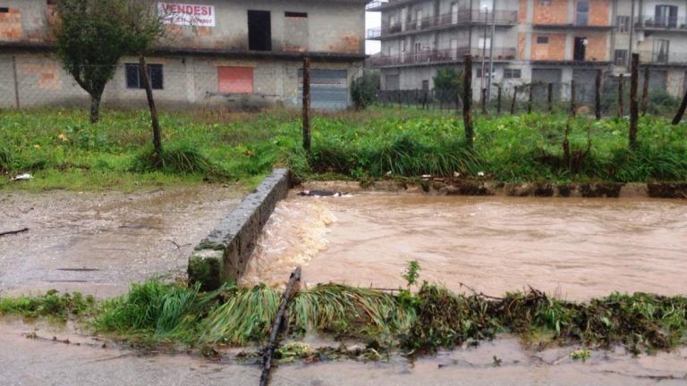 Il maltempo non dà tregua alle Serre, a Simbario esonda affluente dell’Ancinale