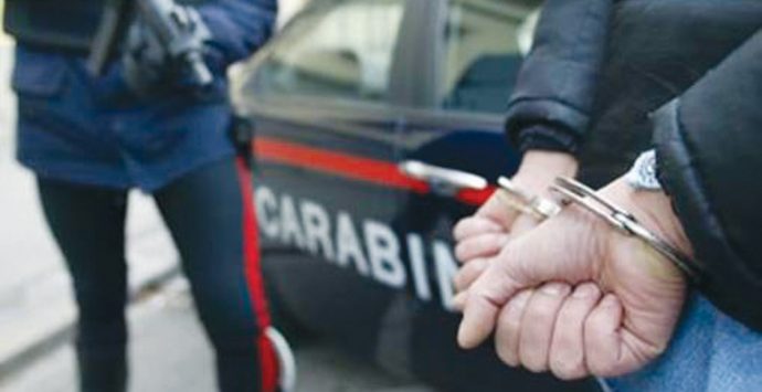 Si spaccia per carabiniere per estorcere denaro, arrestato