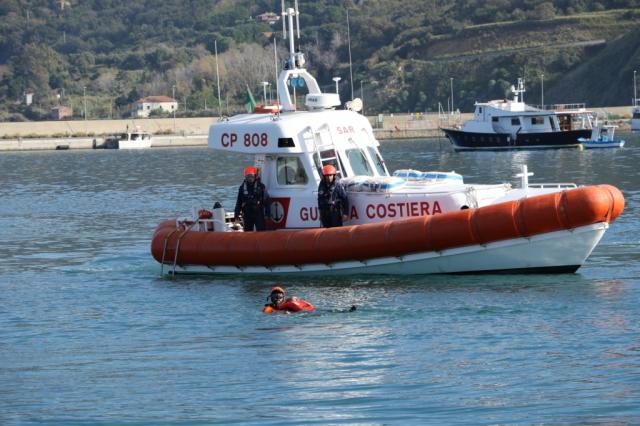 Si infortuna sulla spiaggia, i soccorsi arrivano via mare