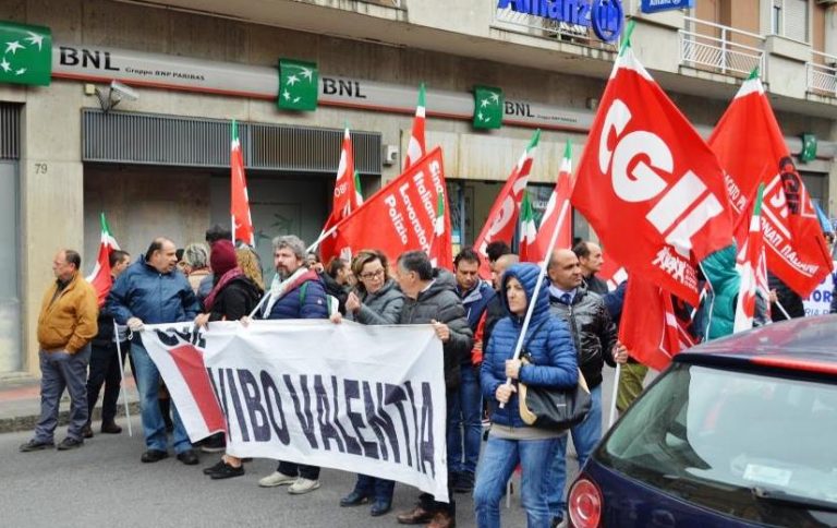 Il filo rosso che unisce le vertenze calabresi: da Vibo a Crotone e Castrovillari… “aspettando Godot”