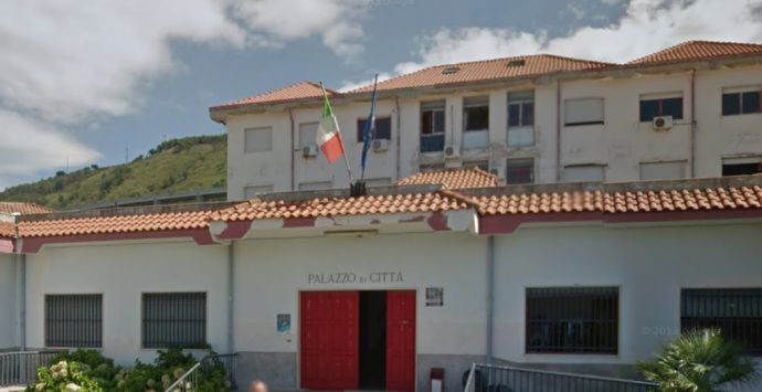 Quarantasette precari del Comune “revocati dal servizio”, scatta la protesta a Pizzo