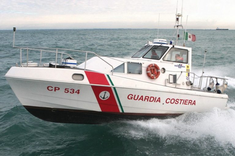 Moto d’acqua in panne al largo di Pizzo, in due salvati dalla Guardia costiera