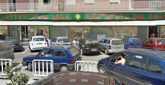 Rapina a mano armata alla Latteria del Sole, bottino da 10mila euro