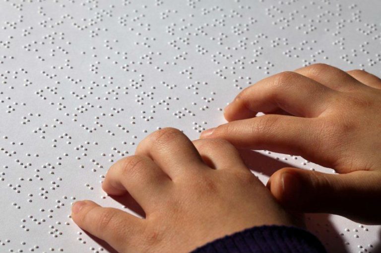 Alunna cieca a Vibo senza insegnante di braille, nuova denuncia della madre