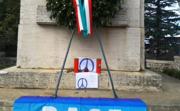 Attentati di Parigi, Anpi e Cgil depongono fiori e lumini per omaggiare le vittime