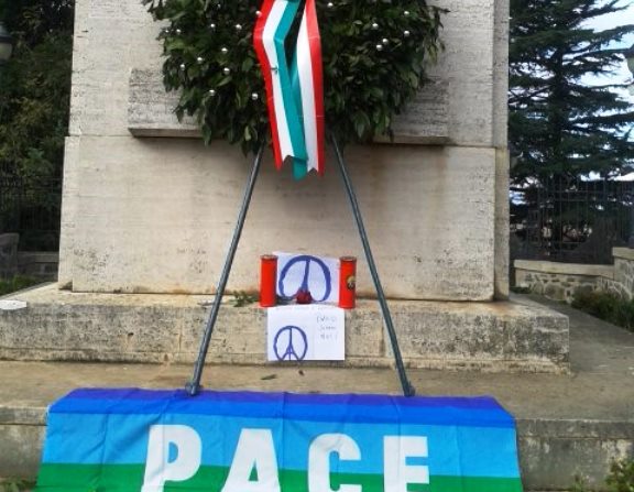 Attentati di Parigi, Anpi e Cgil depongono fiori e lumini per omaggiare le vittime