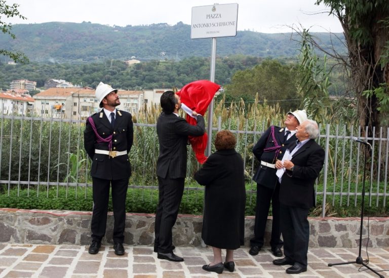 Una piazza dedicata al professor Antonio Schiavone