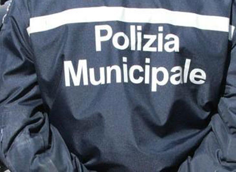 Autofficina sotto tettoia abusiva, denunciato il proprietario