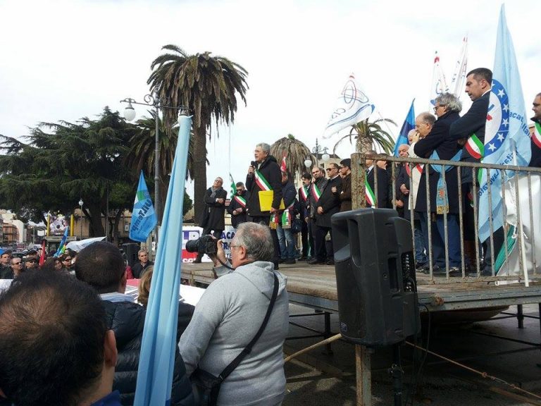 No al taglio della Prefettura, Vibo scende in strada