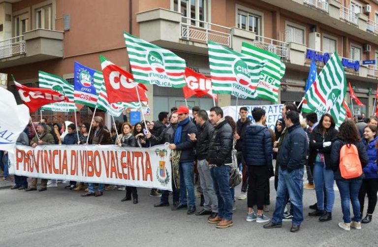 Provincia, la protesta si sposta al Tribunale