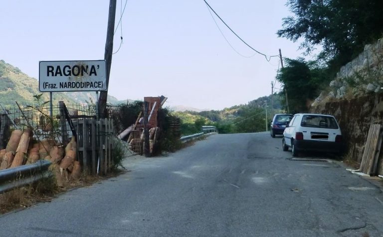 Crolla una casa a Ragonà, evacuata famiglia