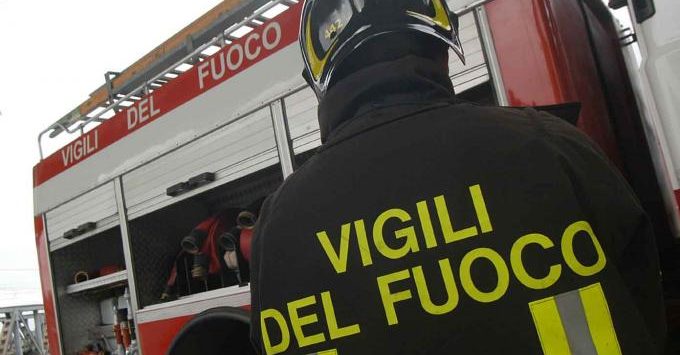 In fiamme gazebo e alcuni tavolini di una pizzeria nel Vibonese, indagini in corso