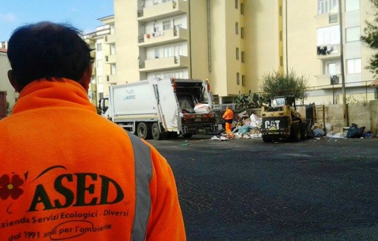 Autocompattatore bruciato: dal Comune solidarietà alla ditta, dallo Slai Cobas… ai lavoratori