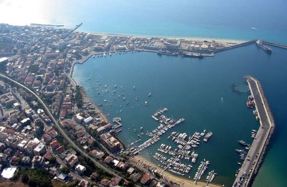 Spari a Vibo Marina contro la saracinesca di un garage