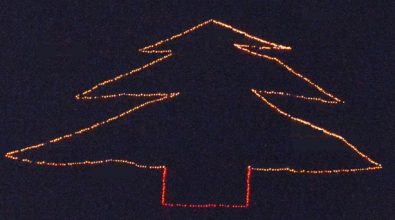 Lo spirito natalizio si “accende” con l’albero di luci sulla collina di Stefanaconi