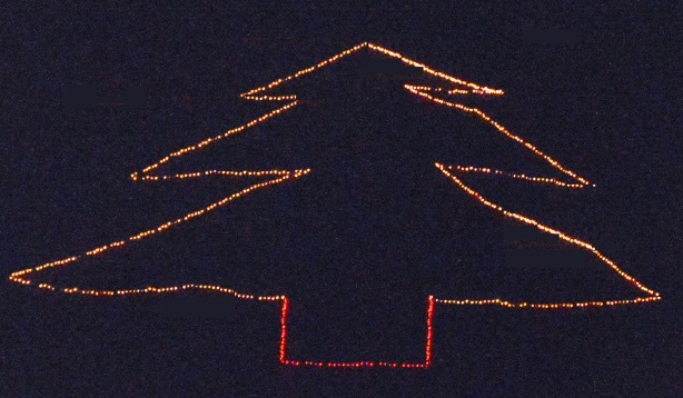 Lo spirito natalizio si “accende” con l’albero di luci sulla collina di Stefanaconi