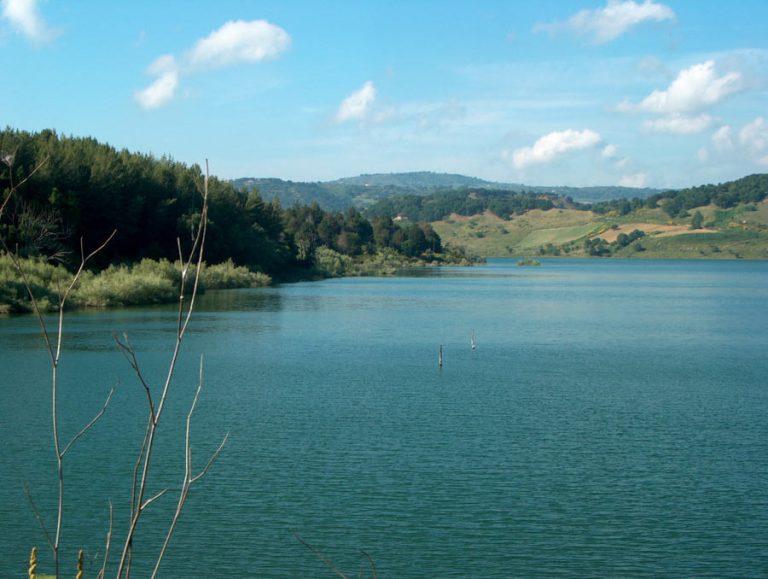 Reflui oleari sversati nel lago Angitola, tre denunce a Monterosso