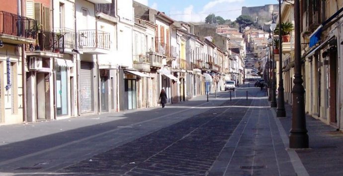 Fa crollare con il camion il balcone di una casa sul corso di Vibo, identificato l’autore