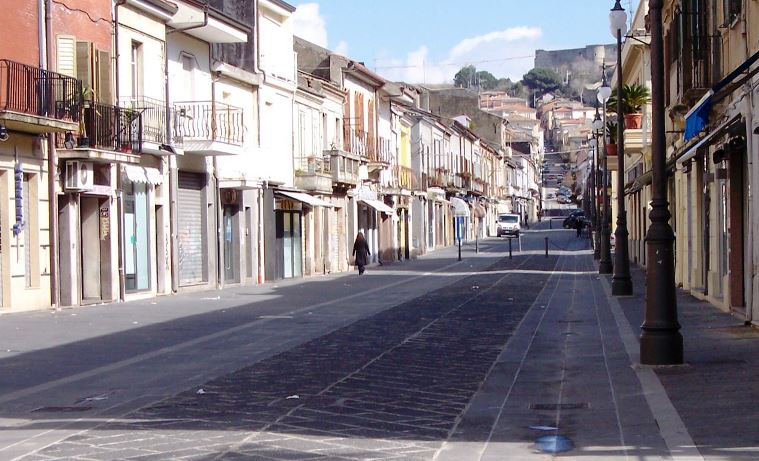 Fa crollare con il camion il balcone di una casa sul corso di Vibo, identificato l’autore