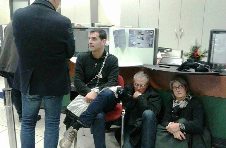 Provincia, sale la tensione. I dipendenti occupano nuovamente la banca – Video