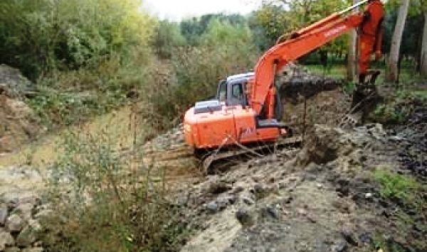 Lavori abusivi lungo il Mesima, due denunce a Stefanaconi