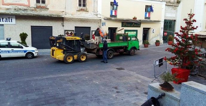 La risposta del Comune ai vandali, fioriere nuove in piazza Diaz