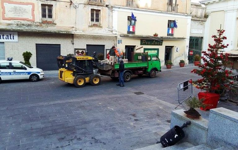 La risposta del Comune ai vandali, fioriere nuove in piazza Diaz