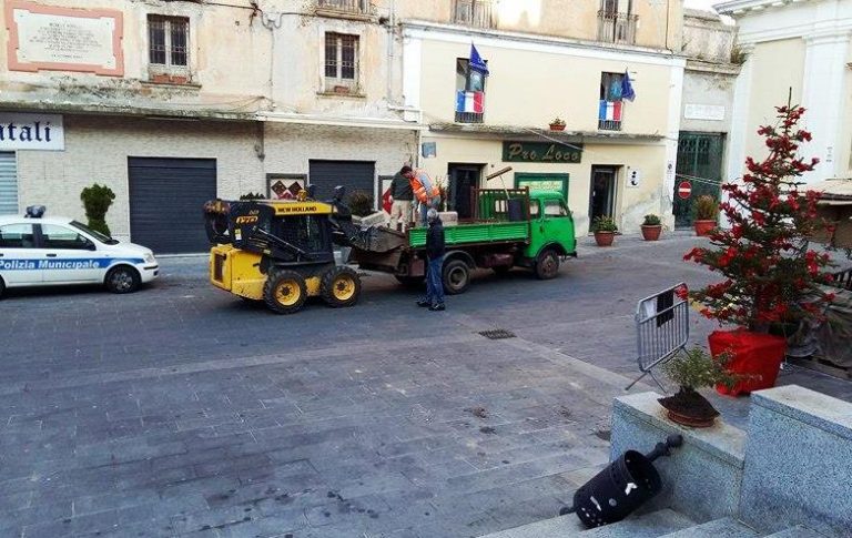 La risposta del Comune ai vandali, fioriere nuove in piazza Diaz