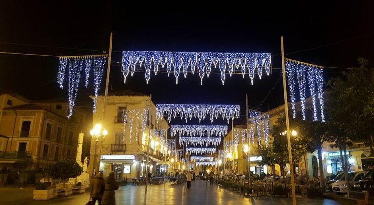 Aria di festa a Pizzo tra luminarie ed eventi natalizi