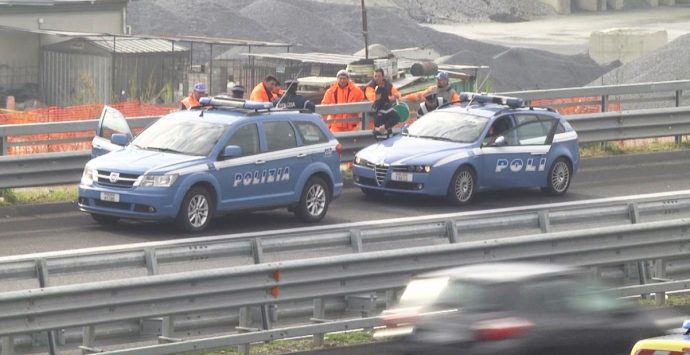 Operai bloccano autostrada nei pressi di Mileto
