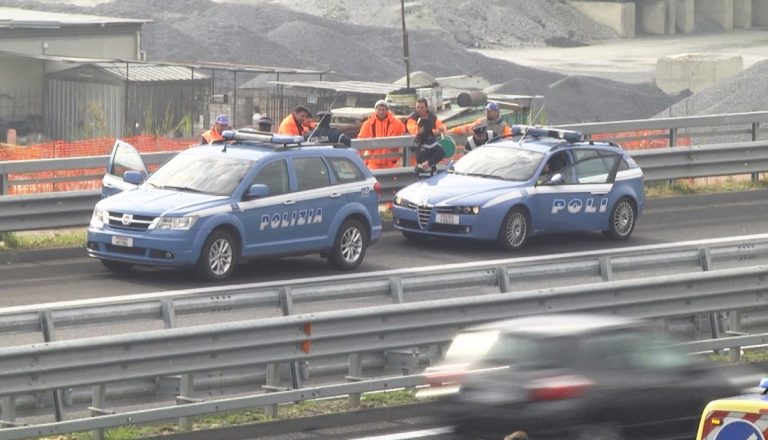 Operai bloccano autostrada nei pressi di Mileto