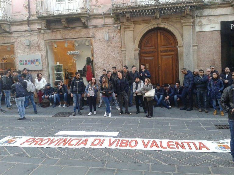 Provincia, lavoratori e studenti in corteo alla Prefettura