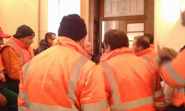 Rifiuti, nuova protesta dei lavoratori Ased in Comune