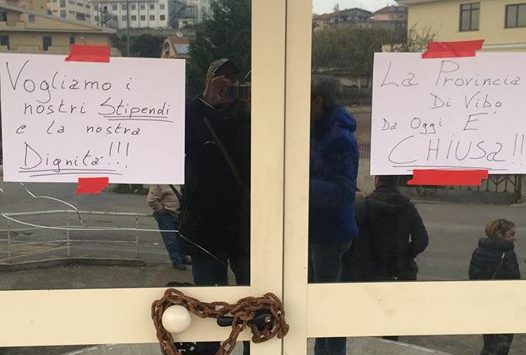 Provincia, i lavoratori bloccano l’ingresso alla sede