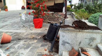 Vandali in azione nella notte tra piazza Diaz e corso Umberto – FOTO