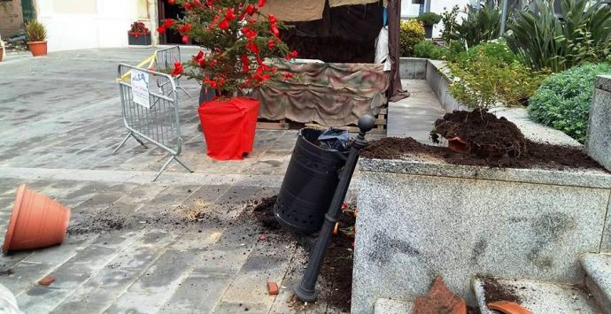 Vandali in azione nella notte tra piazza Diaz e corso Umberto – FOTO