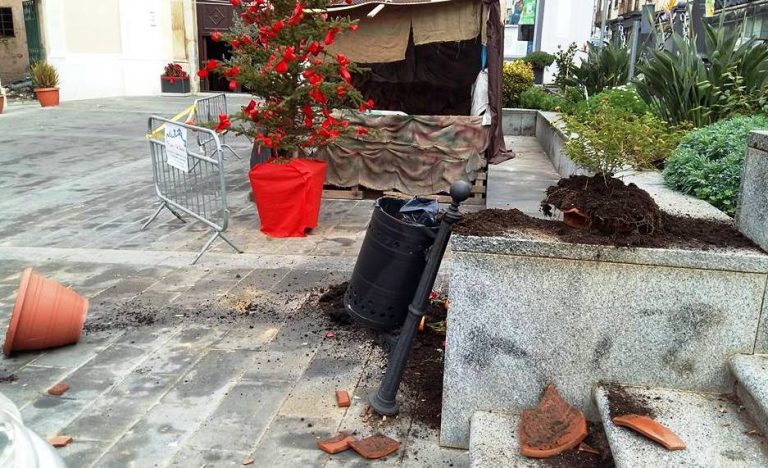 Vandali in azione nella notte tra piazza Diaz e corso Umberto – FOTO