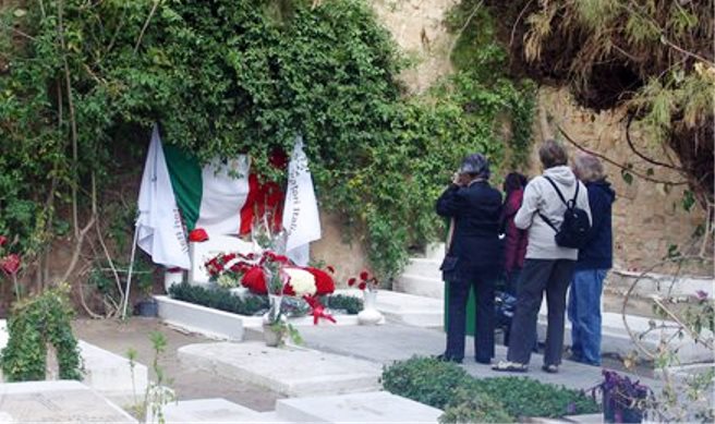 Da Serra San Bruno ad Hammamet, forzisti in pellegrinaggio alla tomba di Craxi