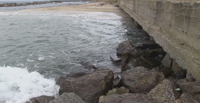 VIDEO | Erosione costiera al Pennello: quando il mare fa paura